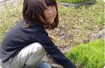 田植えの可愛いお手伝い。土とふれあうことは大切です。