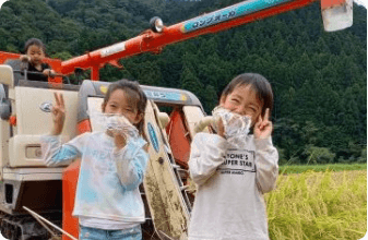 田植え・稲刈りのお手伝い。ご褒美は美味しいおにぎり！